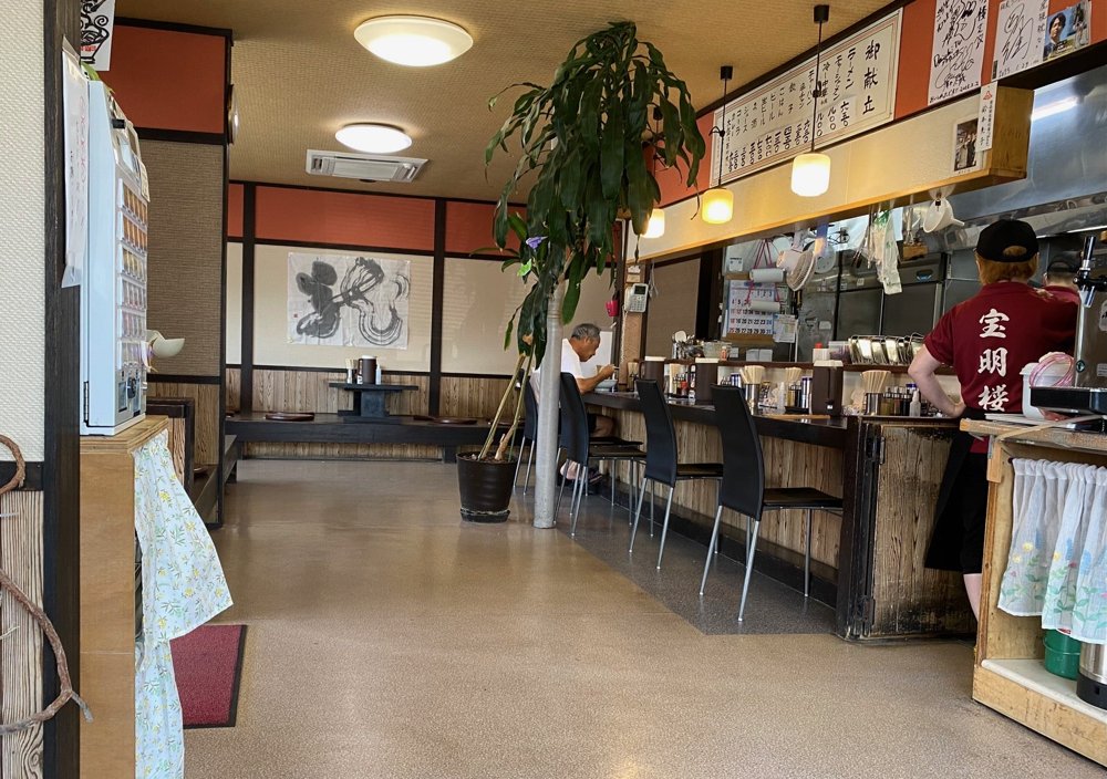 宝明楼の店内