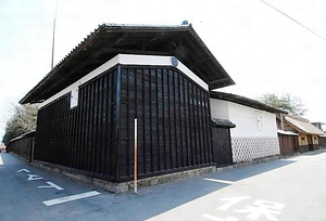 大鐘家の黒い板壁と白壁の蔵