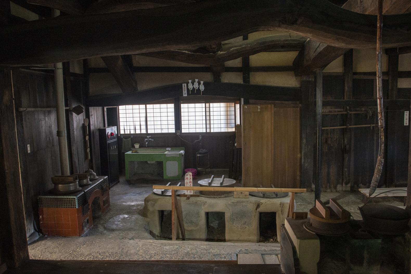 大鐘家主屋の土間に残るかまどと台所
