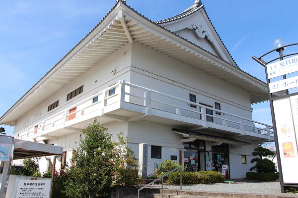 白壁に瓦屋根の牧之原市史料館の外観