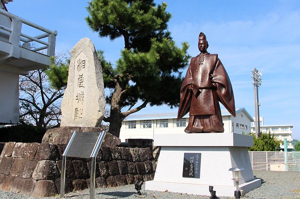史料館前に立つ田沼意次の銅像と相良城趾の石碑