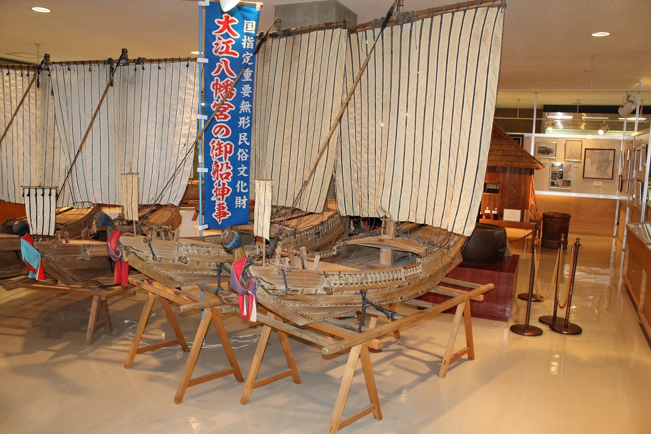 帆を張った大江八幡宮の御船神事の船の展示