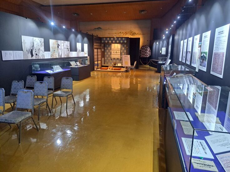 ガラスケースと解説パネルが並ぶ史料館の展示室