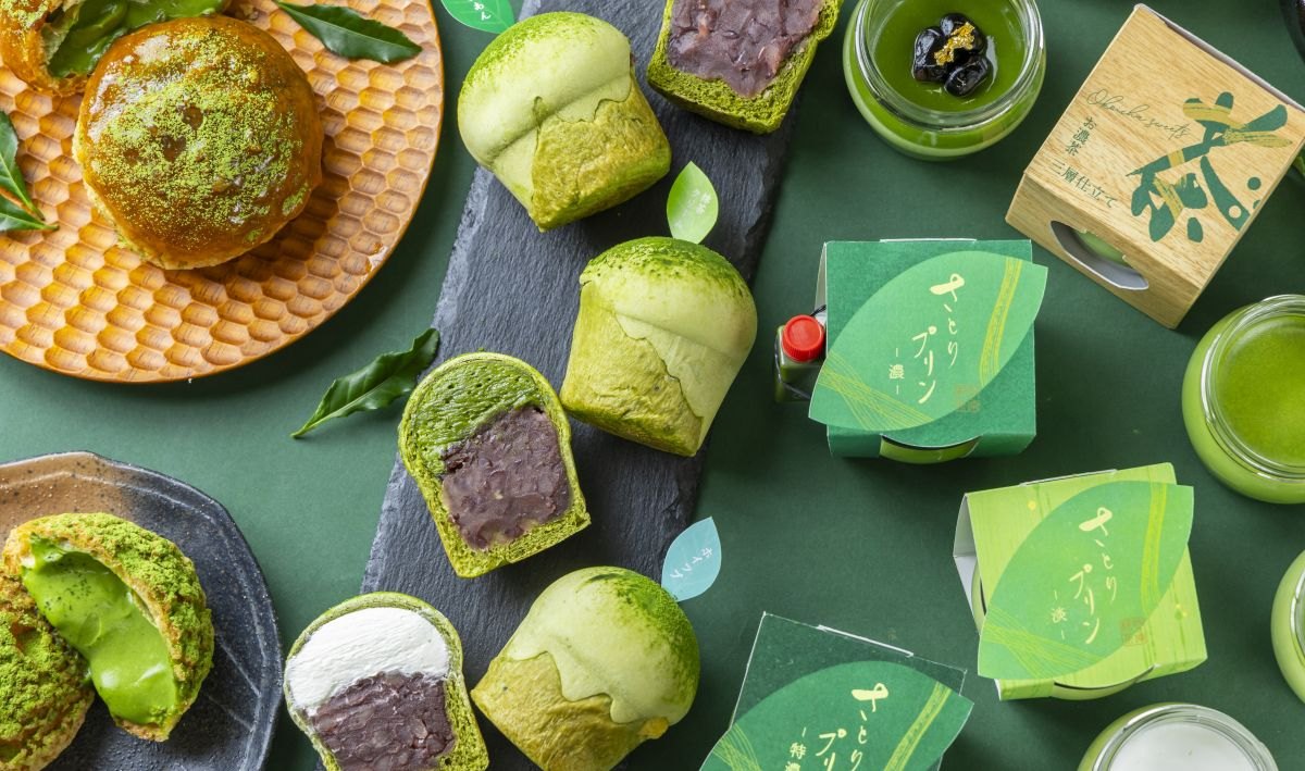抹茶をまぶしたパンやあんぱん、緑色のプリンが並ぶお茶のスイーツ