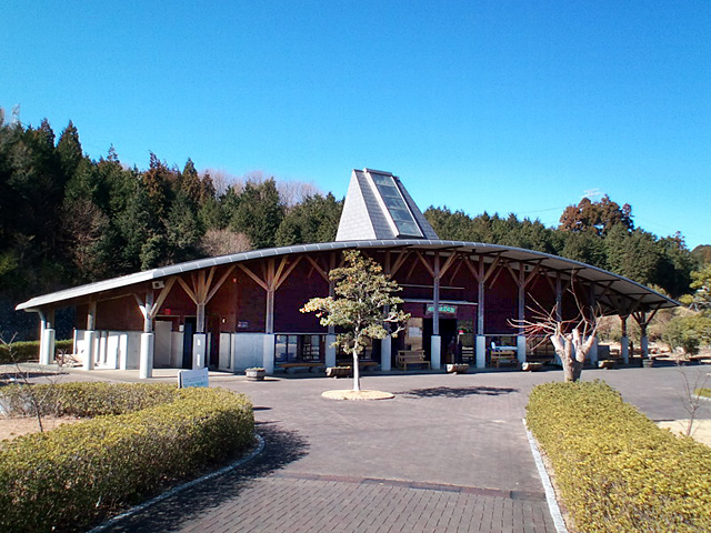 ガラス張りの塔と大きな屋根が特徴の相良油田資料館