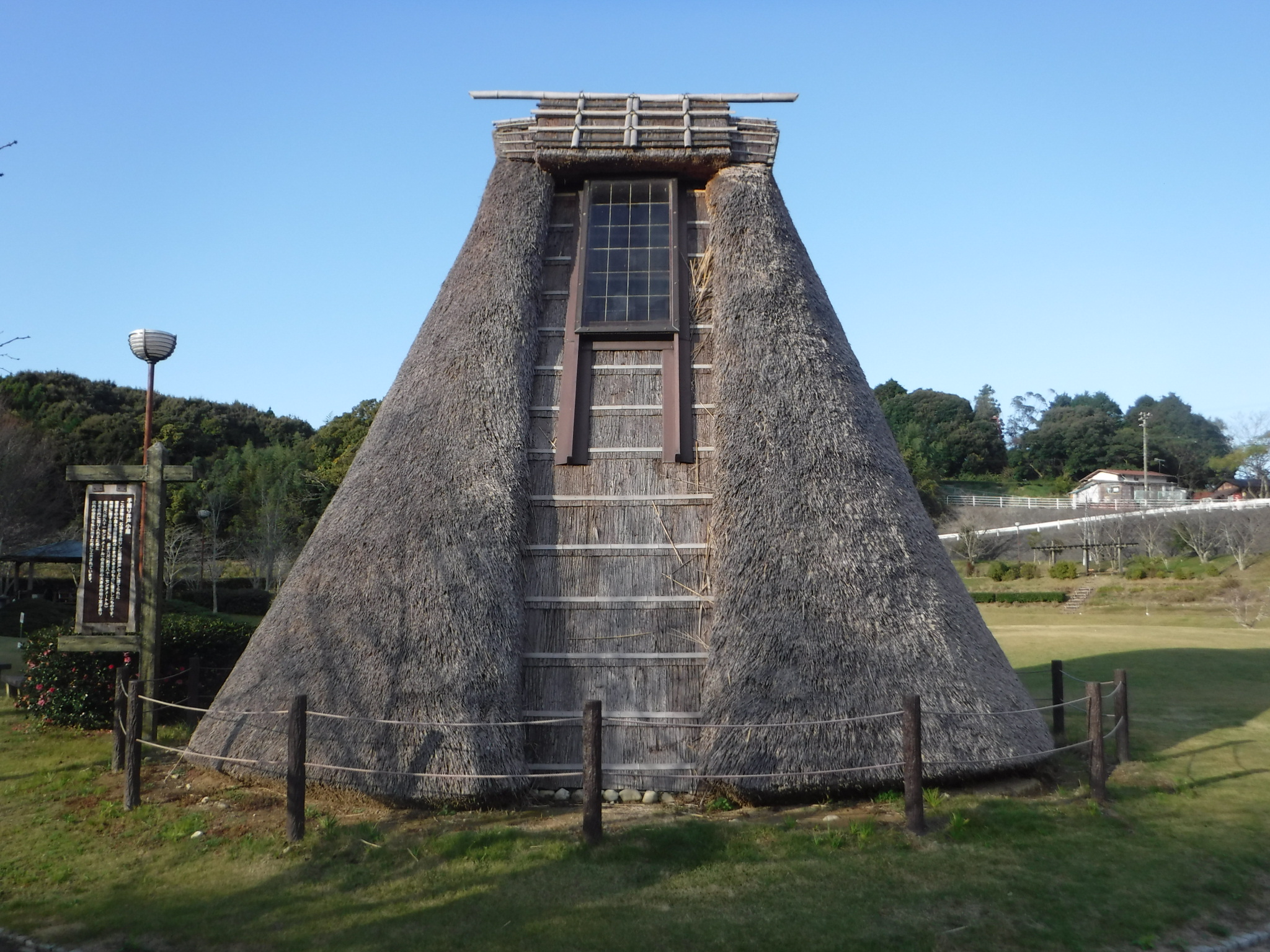 茅葺きで円すい形をした手掘り井戸小屋