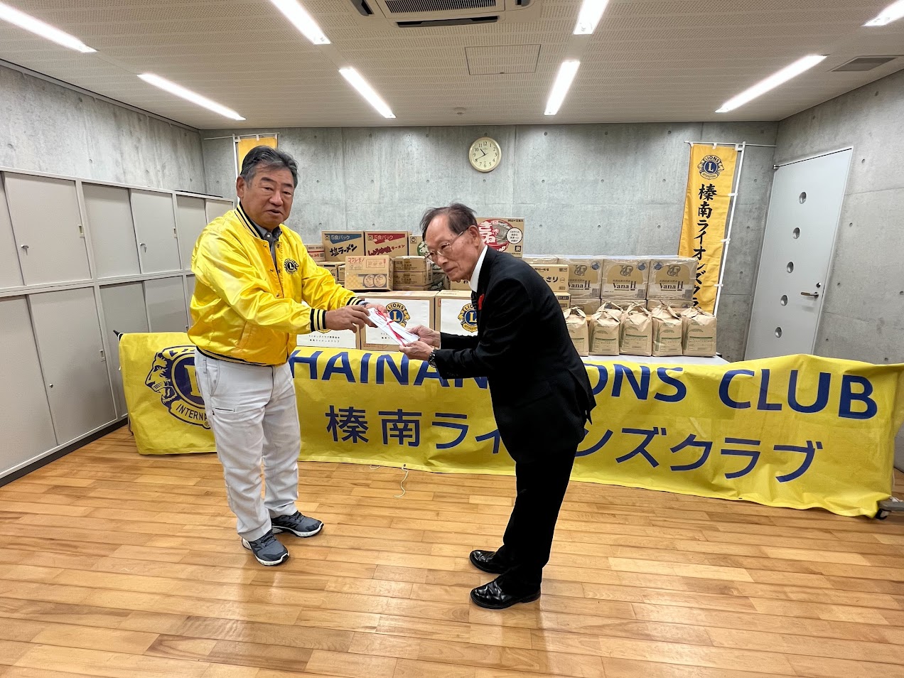 牧之原市社協への食料品贈呈